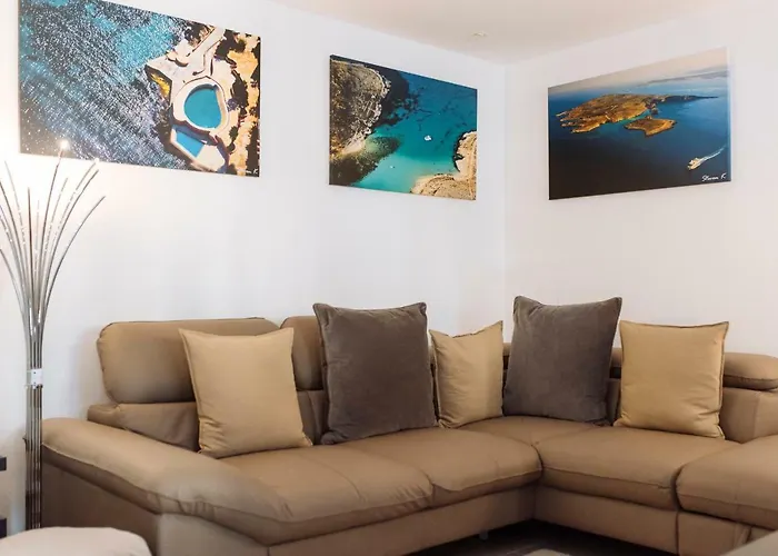 Luxury Flat 8 Near Metro * Bukarest