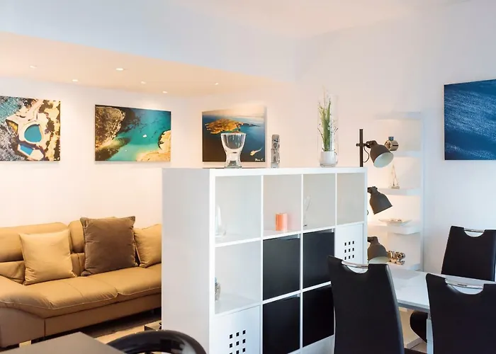 Luxury Flat 8 Near Metro