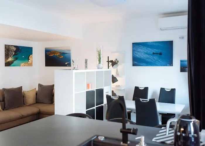 Luxury Flat 8 Near Metro Apartment