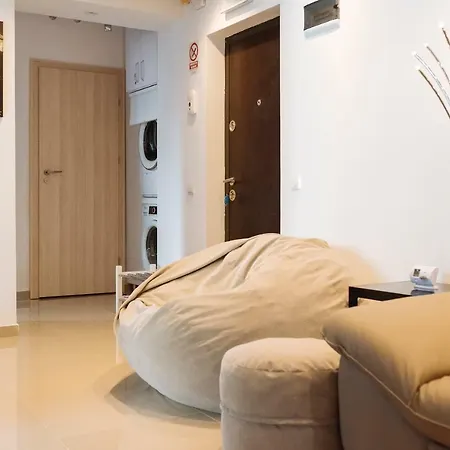 Luxury Flat 8 Near Metro