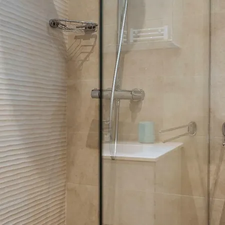 Luxury Flat 8 Near Metro * Bukareszt