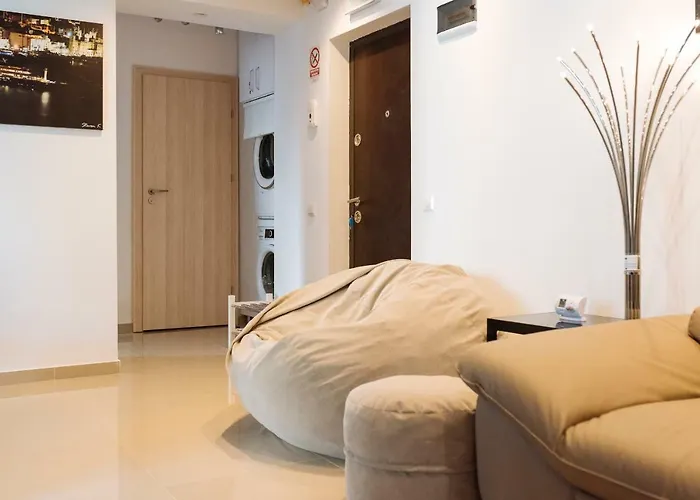 Luxury Flat 8 Near Metro