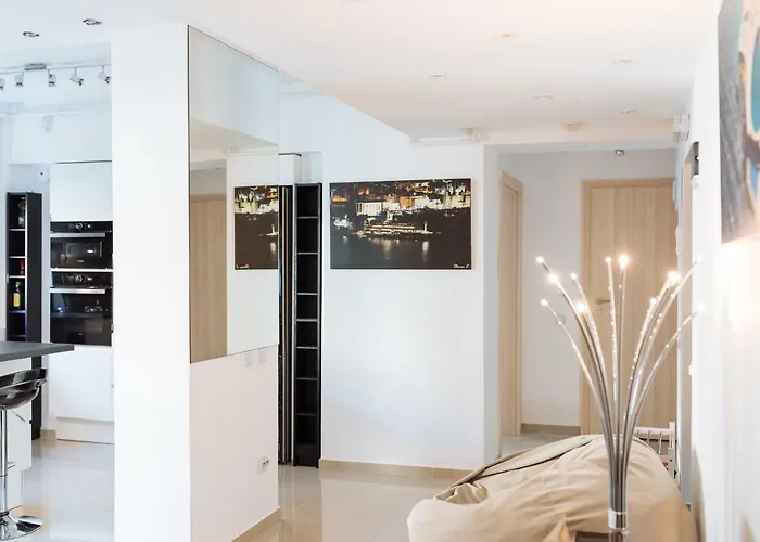 Luxury Flat 8 Near Metro *