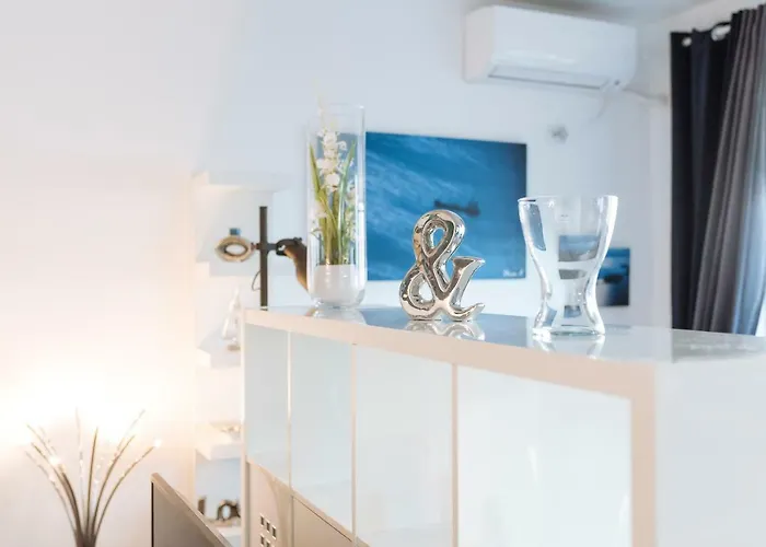 Апартаменти Luxury Flat 8 Near Metro Бухарест