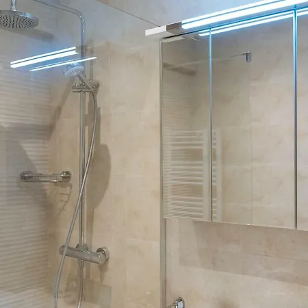 Luxury Flat 8 Near Metro Apartment *