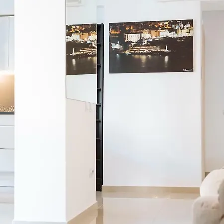 Luxury Flat 8 Near Metro