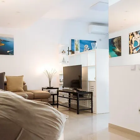Luxury Flat 8 Near Metro * Bucharest