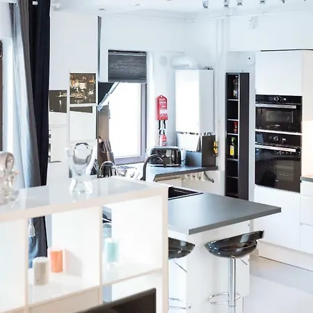 Luxury Flat 8 Near Metro Apartment