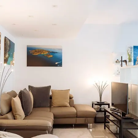 Apartment Luxury Flat 8 Near Metro Bucharest