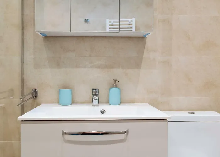 Luxury Flat 8 Near Metro Бухарест