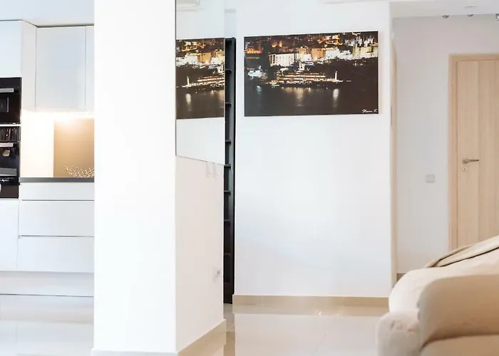 Luxury Flat 8 Near Metro